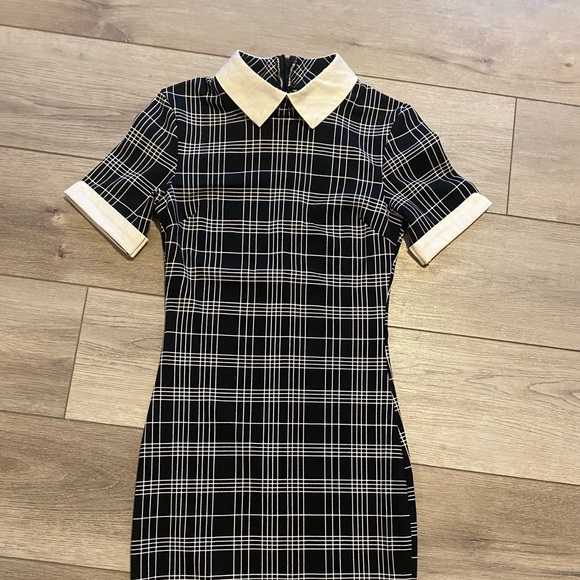 Cute form fitting dress - Picture 2 of 3